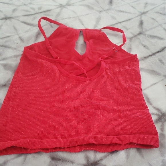 Red Sleeveless Crop Tank Top with Cut Out - Picture 2 of 2